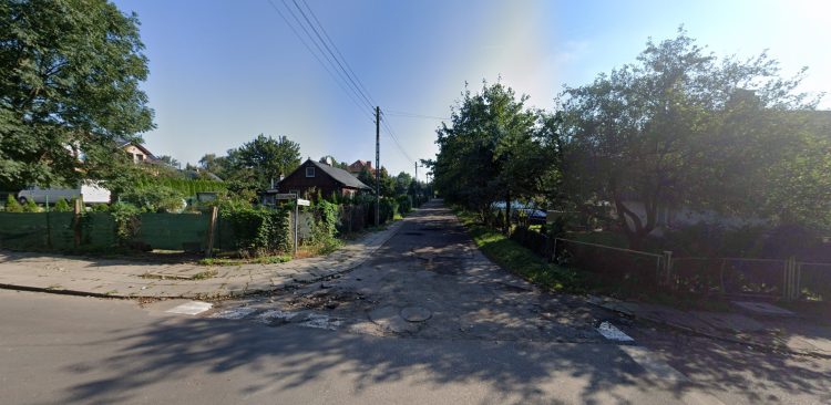 Wjazd na ulicę Zielonogórska z ulicy Stoczniowców (fot. Google Street View)