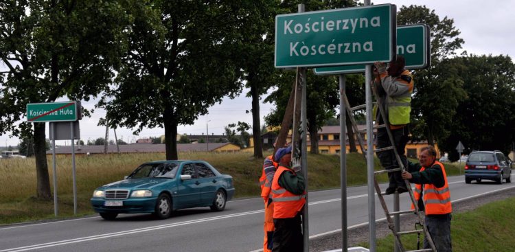 Zdjęcie archiwalne z roku 2013. Wymiana tablic przy wjeździe do Kościerzyny na nowe w dwóch językach, po polsku i po kaszubsku. Nz. wjazd od strony Żukowa (fot. Maciej Kosycarz / KFP)