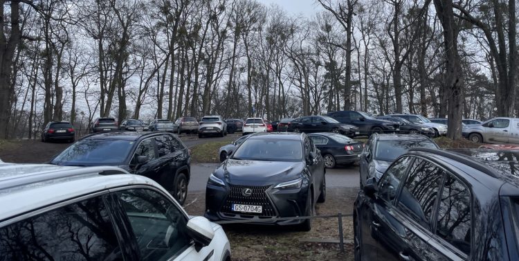 Mieszkańcy dzielnicy Aniołki oraz pacjenci UCK borykają się z problemem parkowania przy szpitalu (fot. Radio Gdańsk/Tymon Nieśmiałek)
