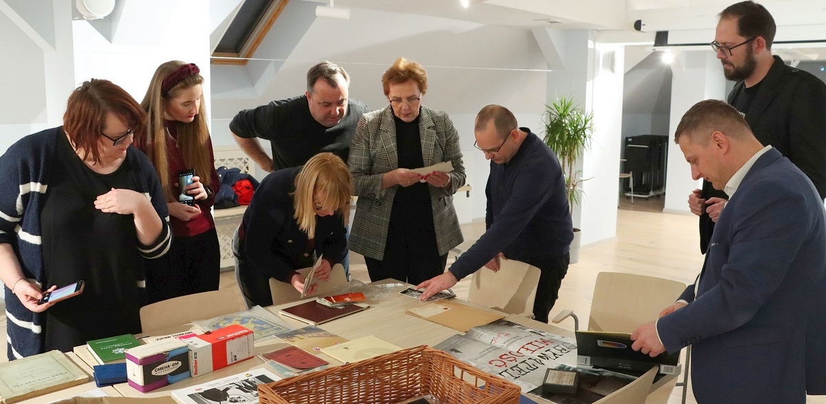 Tczewska biblioteka i Fabryka Sztuk przyjęły zbiory pasjonatów historii miasta (fot. Jacek Cherek/Miejska Biblioteka Publiczna w Tczewie)