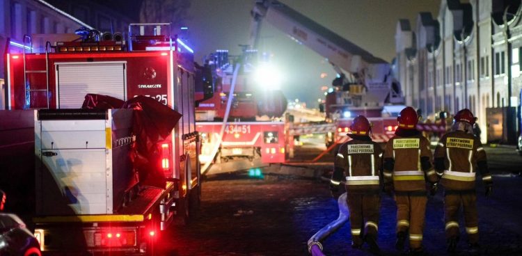 W miejsce pożaru hali na gdańskiej Przeróbce pierwsi strażacy dojechali po 10 minutach (fot. sekc. Aron Górnowicz/KP PSP Chojnice)