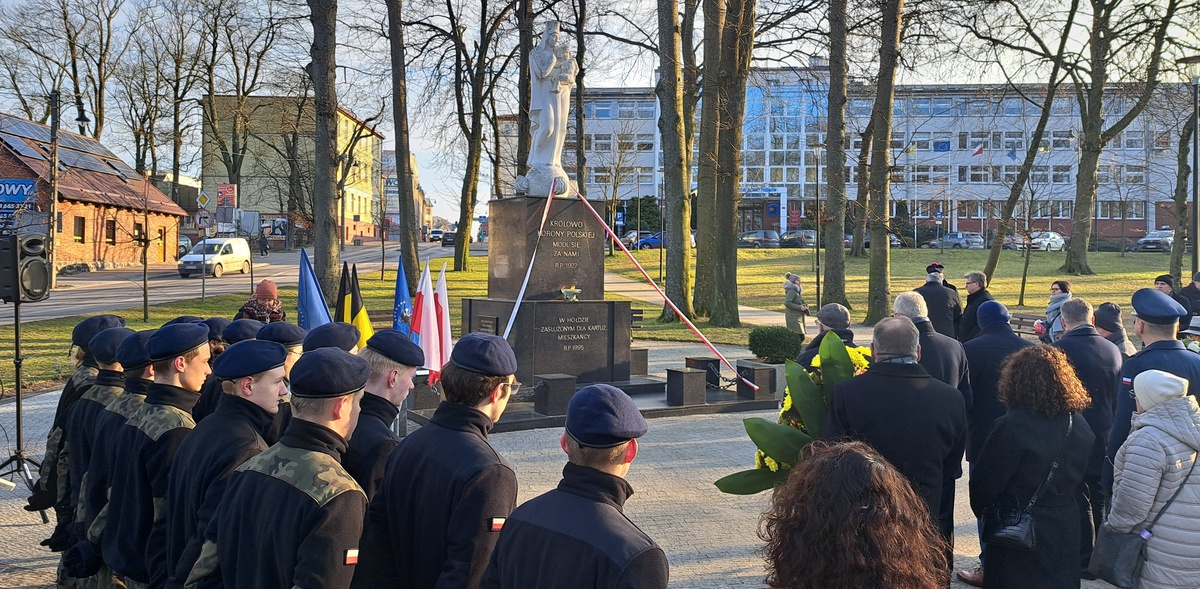 Mieszkańcy Kartuz złożyli kwiaty u stóp pomnika Matki Boskiej Królowej Korony Polskiej (fot. Radio Gdańsk/Sebastian Kwiatkowski)