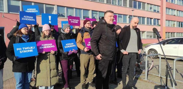 W Gdańsku-Oruni odbył się briefing prasowy Adriana Zandberga (fot. Radio Gdańsk/Mateusz Czerwiński)