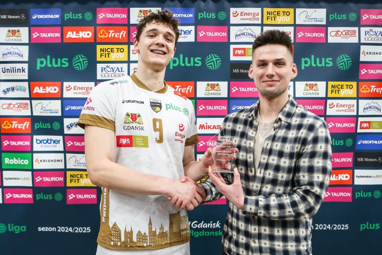 Aliaksiej Nasevich został Sportową Osobowością Stycznia Radia Gdańsk. Na zdjęciu razem z dziennikarzem Tymoteuszem Kobielą (Fot. Grzegorz Jedrzejewski / 400mm.pl/Trefl Gdańsk)