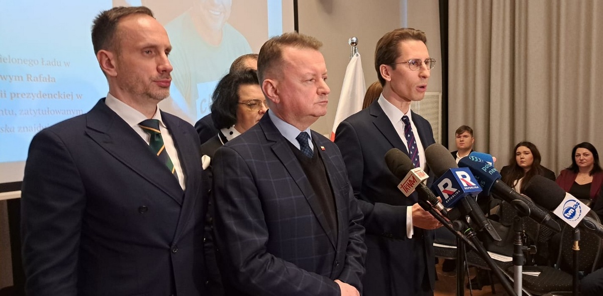 Politycy PiS zorganizowali konferencję pod hasłem "Zielony Rafał. Raport" (fot. Radio Gdańsk/Marcin Lange)