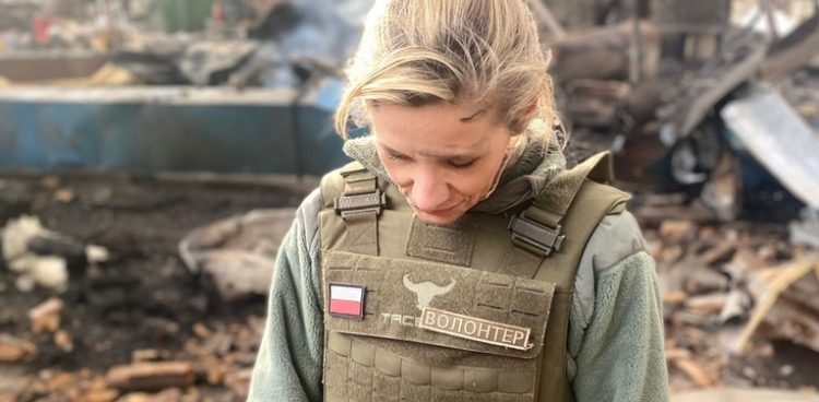 Aleksandra Kamińska po oględzinach hali pod Donieckiem, którą rozniosła rosyjska bomba (fot. Facebook/Zupa na Monciaku)
