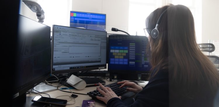 Operatorka numeru alarmowego 112, zdjęcie ilustracyjne (fot. Radio Gdańsk/Roman Jocher)