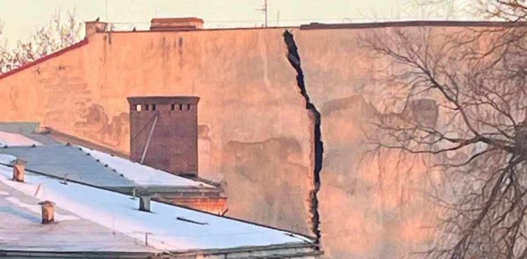 Szczelina na budynku przy ulicy Partyzantów to celowy zabieg wykonawcy (fot. słuchacz Radia Gdańsk)