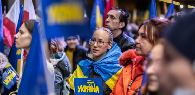 Wiec poparcia dla Ukrainy w 2. rocznicę wybuchu pełnoskalowej wojny (fot. KFP/Krzysztof Mystkowski)