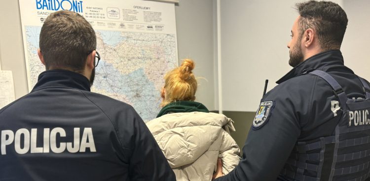 Mieszkanka Bytowa myślała, że funkcjonariusze przyjechali do niej po skradzione urządzenie AED (fot. KPP Bytów)