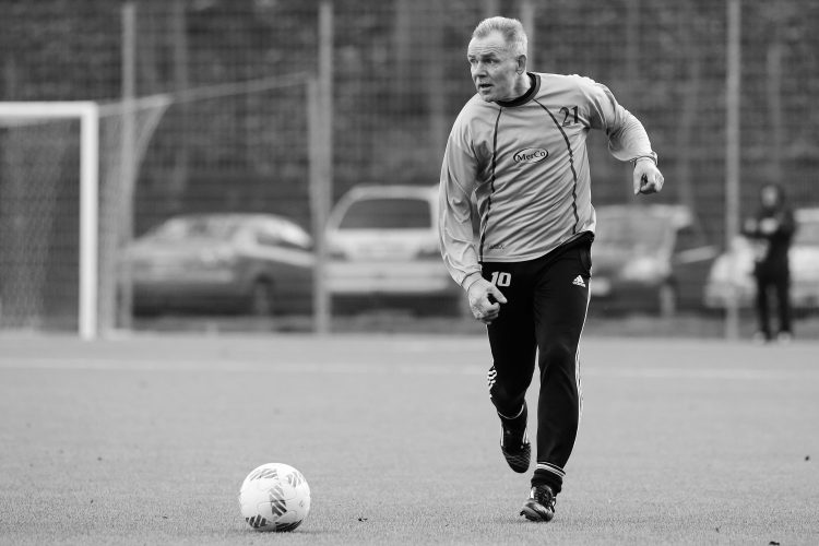 Gdansk. Boisko przy ul. Traugutta. Noworoczny mecz Oldboje Lechii oraz zespol zlozony z samorzadowcow i przyjaciol z boiska. Nz. Andrzej Marchel. (Fot. Krzysztof Mystkowski / KFP)