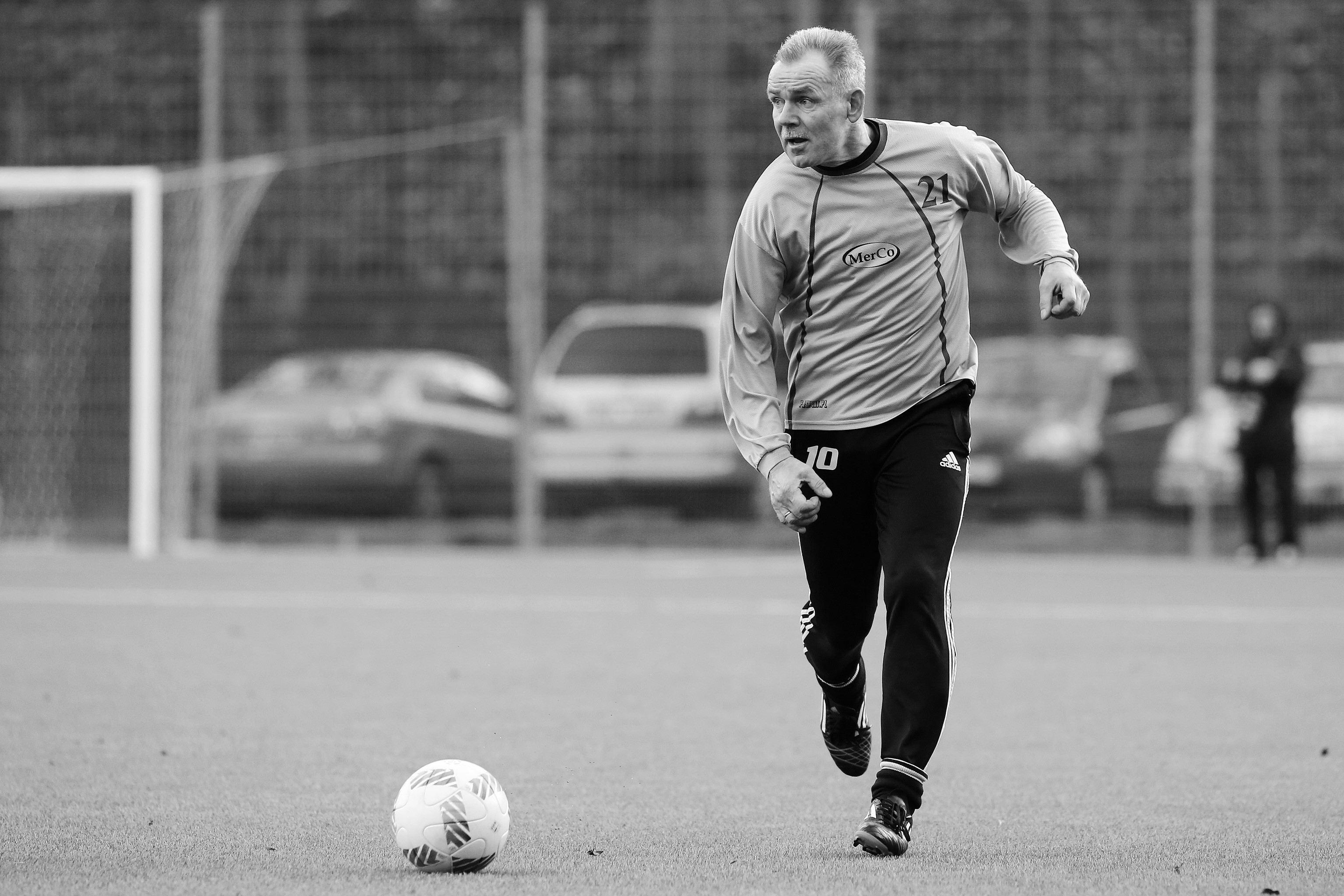 Gdansk. Boisko przy ul. Traugutta. Noworoczny mecz Oldboje Lechii oraz zespol zlozony z samorzadowcow i przyjaciol z boiska. Nz. Andrzej Marchel. (Fot. Krzysztof Mystkowski / KFP)