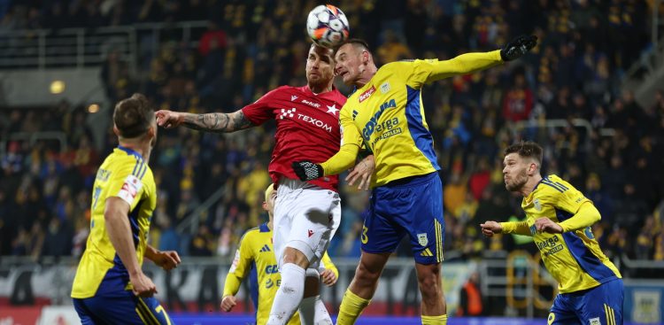 Gdynia, 28.02.2025. Zawodnik Arki Gdynia Oleksandr Azacki (C-P) i Alan Uryga (C-L) z Wisły Kraków podczas meczu 22. kolejki piłkarskiej 1. ligi (Fot. PAP/Piotr Matusewicz)