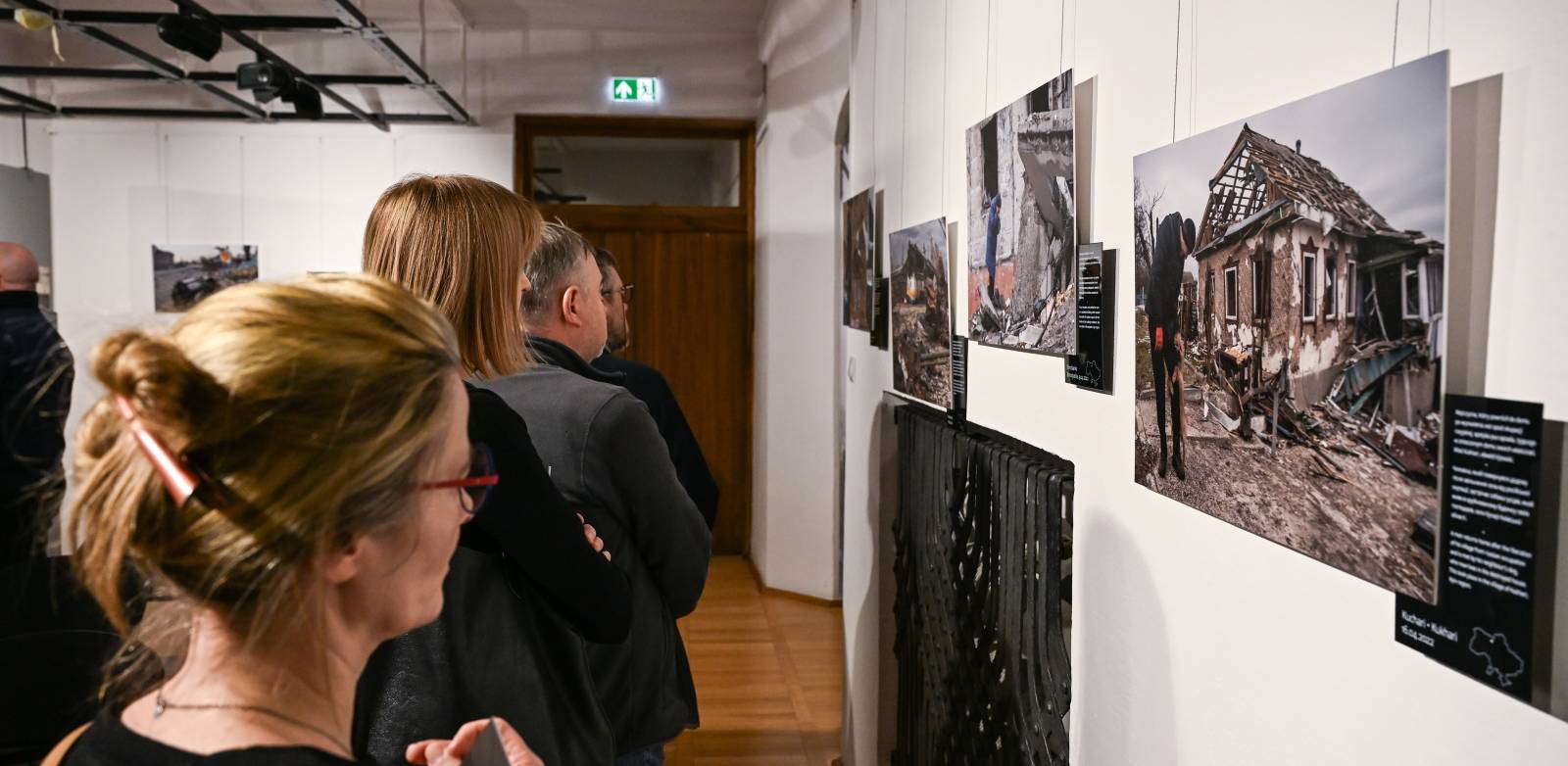 Otwarcie wystawy kijowskiego fotografa Vladyslava Musiienki „Niedozobaczenia" w Muzeum Zachodniokaszubskim w Bytowie - 21.02.2025 r. (fot. PAP/Piotr Kowala)