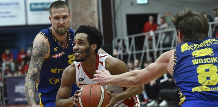 Słupsk, 31.01.2025. Zawodnik Enei Icon Sea Czarni Słupsk Loren Jackson (C) oraz Aigars Skele (L) i Paxson Wojcik (P) z Tasomix Rosiek Stali Ostrów Wlkp. podczas meczu 17. kolejki Ekstraklasy koszykarzy, (Fot. PAP/Adam Warżawa)