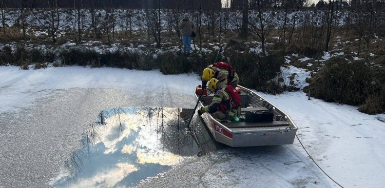 Przeszukiwanie zbiornika w Będźmierowicach, do którego mógł spaść element rakiety kosmicznej - 20.02.2025 r. (fot. KPP Chojnice)