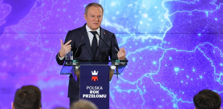 Warszawa, 10.02.2025. Premier Donald Tusk podczas wydarzenia "Polska. Rok przełomu", 10 bm. w siedzibie Giełdy Papierów Wartościowych w Warszawie. (Fot. PAP/Paweł Supernak)