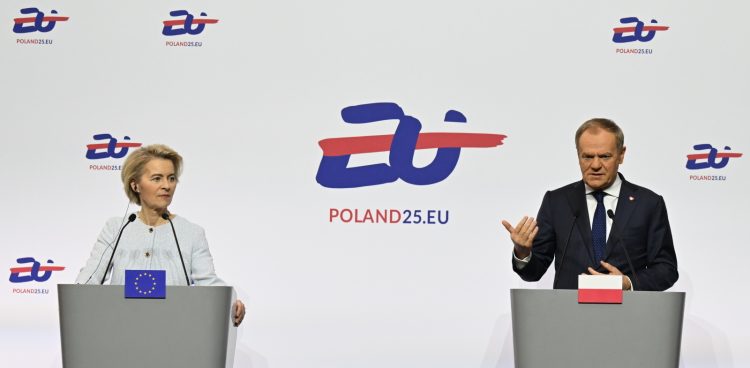 Gdańsk, 07.02.2025. Przewodnictwo Polski w Radzie UE. Premier RP Donald Tusk (P) i przewodnicząca Komisji Europejskiej Ursula von der Leyen (L) podczas konferencji prasowej po spotkaniu członków Rady Ministrów RP z Kolegium Komisarzy UE w Europejskim Centrum Solidarności w Gdańsku, 7 bm. Tematem rozmów były polskie priorytety na czas prezydencji w Radzie UE, której hasłem jest „Bezpieczeństwo, Europo!”. (Fot. PAP/Adam Warżawa)