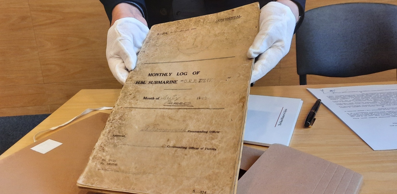 Dziennik pokładowy ORP Dzik (Fot. mat. pras.)