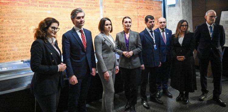 Przewodnicząca Zjednoczonego Gabinetu Przejściowego Białorusi Swiatłana Cichanouska (3L), minister spraw zagranicznych Litwy Kęstutis Budrys (2L), wiceminister Spraw Zagranicznych Ukrainy Oleksandr Mishchenko (4P), wojewoda pomorska Beata Rutkiewicz (4L), przewodnicząca rady miasta Agnieszka Owczarczak (2P), prezydent Gdańska Aleksandra Dulkiewicz (L), dyrektor Departamentu Azji i Pacyfiku MSZ Wojciech Zajączkowski (P) oraz dyrektor ECS Basil Kerski (3P) (Fot. PAP/Adam Warżawa)