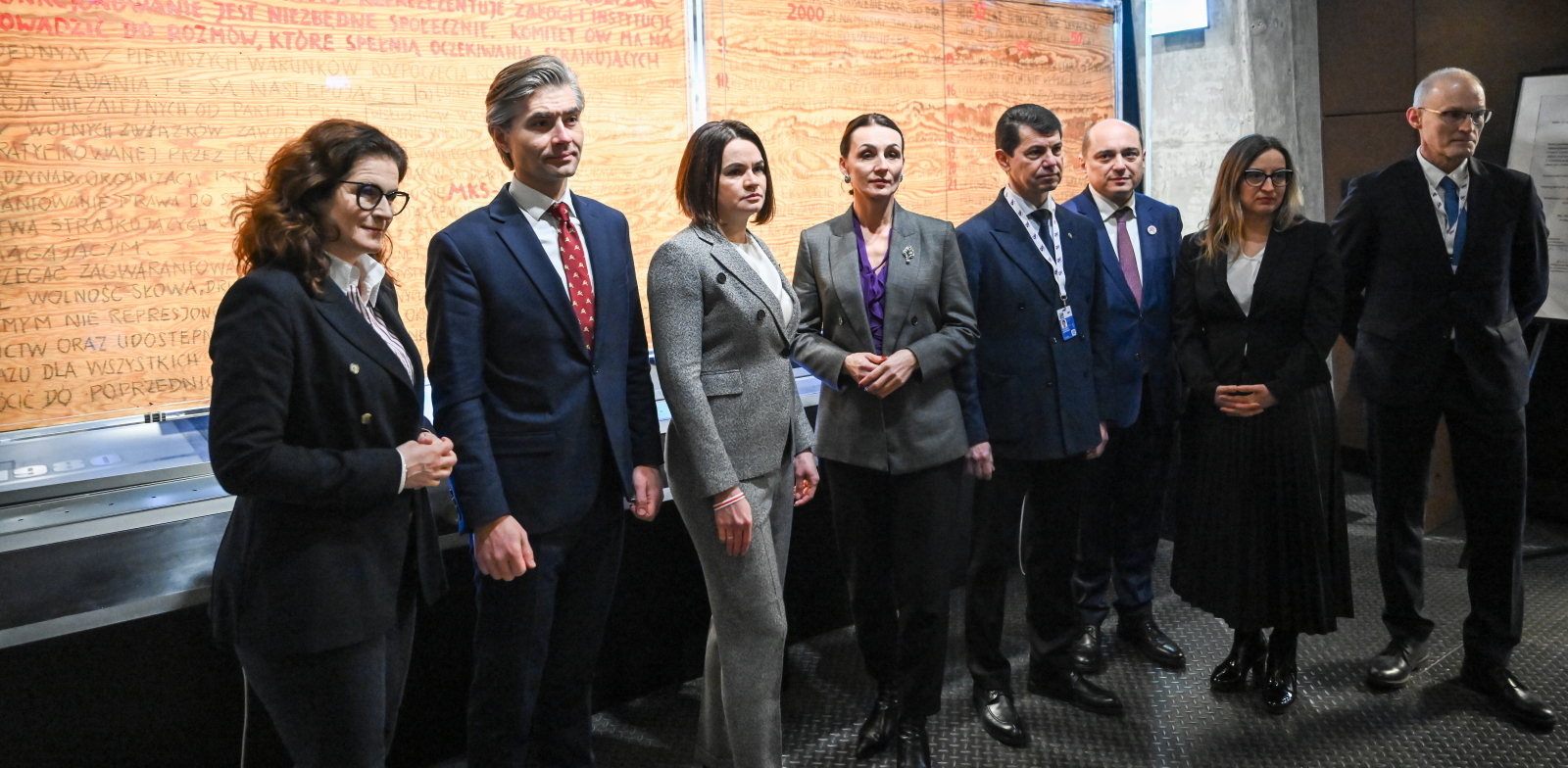 Przewodnicząca Zjednoczonego Gabinetu Przejściowego Białorusi Swiatłana Cichanouska (3L), minister spraw zagranicznych Litwy Kęstutis Budrys (2L), wiceminister Spraw Zagranicznych Ukrainy Oleksandr Mishchenko (4P), wojewoda pomorska Beata Rutkiewicz (4L), przewodnicząca rady miasta Agnieszka Owczarczak (2P), prezydent Gdańska Aleksandra Dulkiewicz (L), dyrektor Departamentu Azji i Pacyfiku MSZ Wojciech Zajączkowski (P) oraz dyrektor ECS Basil Kerski (3P) (Fot. PAP/Adam Warżawa)