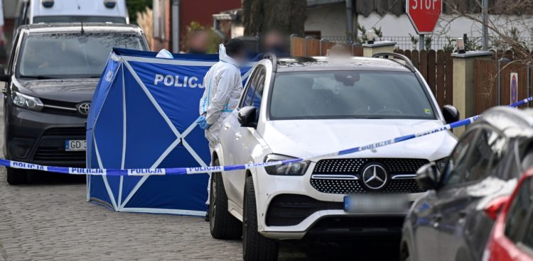 Miejsce znalezienia zwłok starszego mężczyzny z obrażeniami głowy, w Gdańsku (fot. PAP/Adam Warżawa)