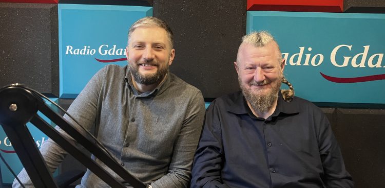 Gośćmi w Studiu Słupsk byli Szymon Czajkowski z Centrum Kultury i Biblioteki Gminy Redzikowo (z lewej) oraz Jacek Przybysz z Gospody. (fot. Radio Gdańsk)