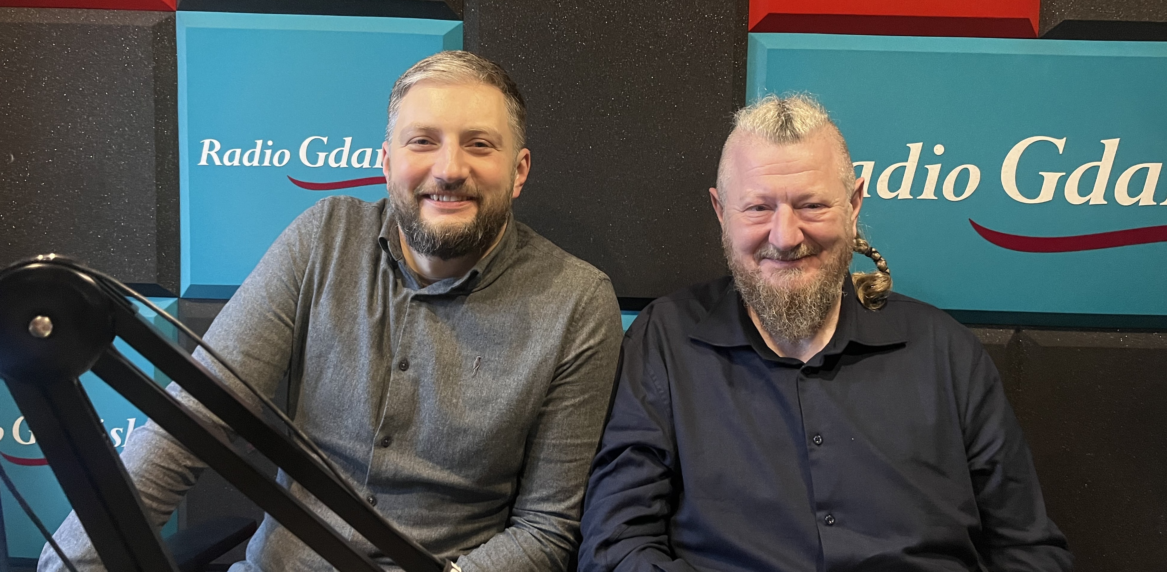 Gośćmi w Studiu Słupsk byli Szymon Czajkowski z Centrum Kultury i Biblioteki Gminy Redzikowo (z lewej) oraz Jacek Przybysz z Gospody. (fot. Radio Gdańsk)