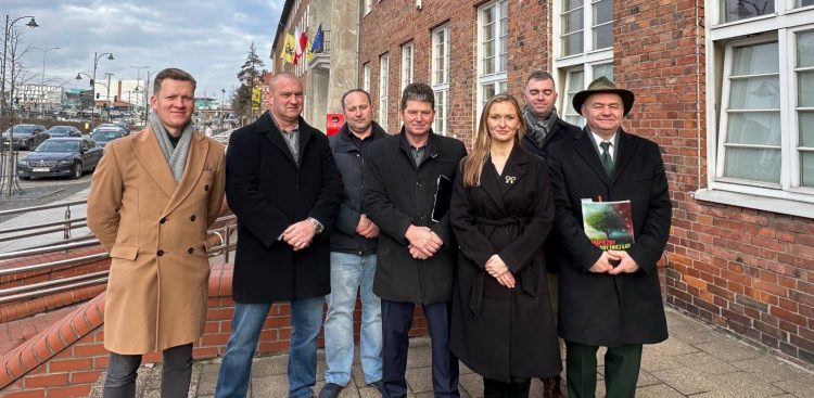 Przedstawiciele komitetu uchwałodawczego "Zielony Ład Stop" (fot. Radio Gdańsk/Oskar Bąk)