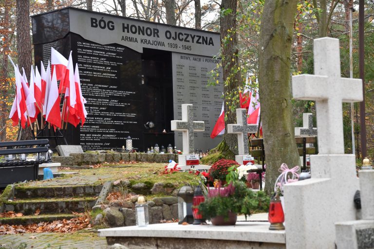 Sopot. Cmentarz komunalny. Modlitwa w kwaterze Armii Krajowej (fot. Wojciech Stróżyk / KFP)