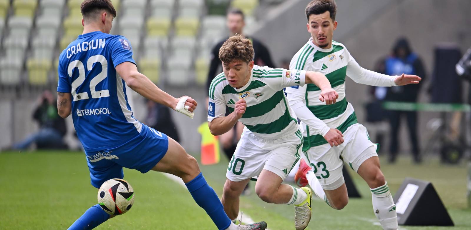 Zawodnicy Lechii Gdańsk Maksym Khlan (C) i Miłosz Kałahur (P) oraz Artur Craciun (L) z Puszczy Niepołomice w meczu 22. kolejki piłkarskiej Ekstraklasy. Gdańsk, 23.02.2025 r. (fot. PAP/Marcin Gadomski)
