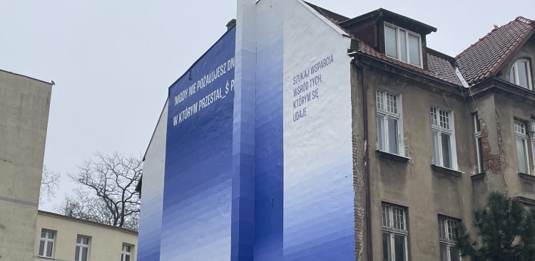Nowy mural w Gdańsku ma promować życie w trzeźwości i dodać odwagi osobom, które walczą z chorobą alkoholową (fot. Radio Gdańsk/Tymon Nieśmiałek)