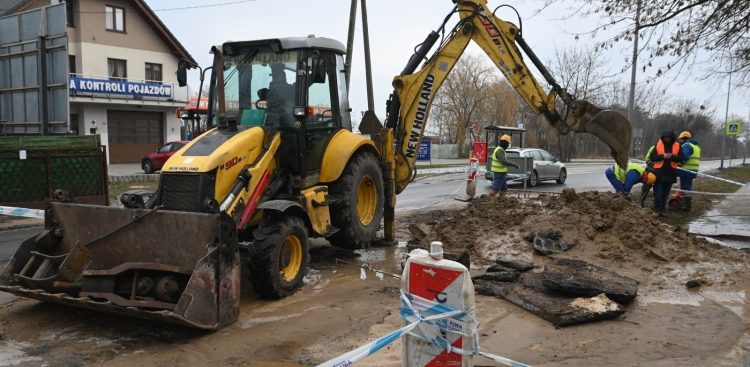 Służby pracujące przy naprawie awarii (Fot. gdynia.pl/Magdalena Starnawska)