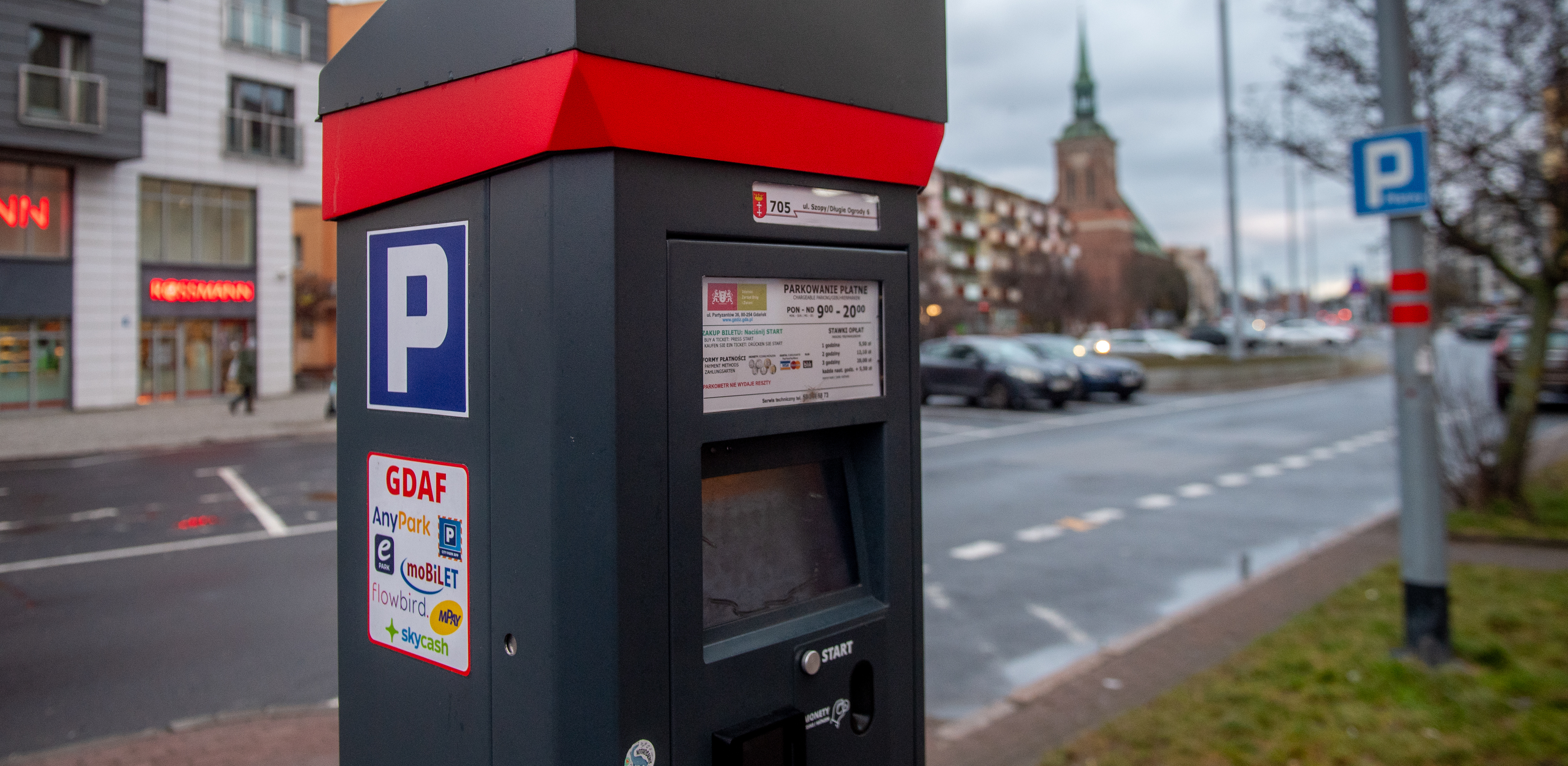 Parkometr w śródmiejskiej strefie płatnego parkowania w Gdańsku. Nz. Długie Ogrody (fot. Paweł) Marcinko / KFP)