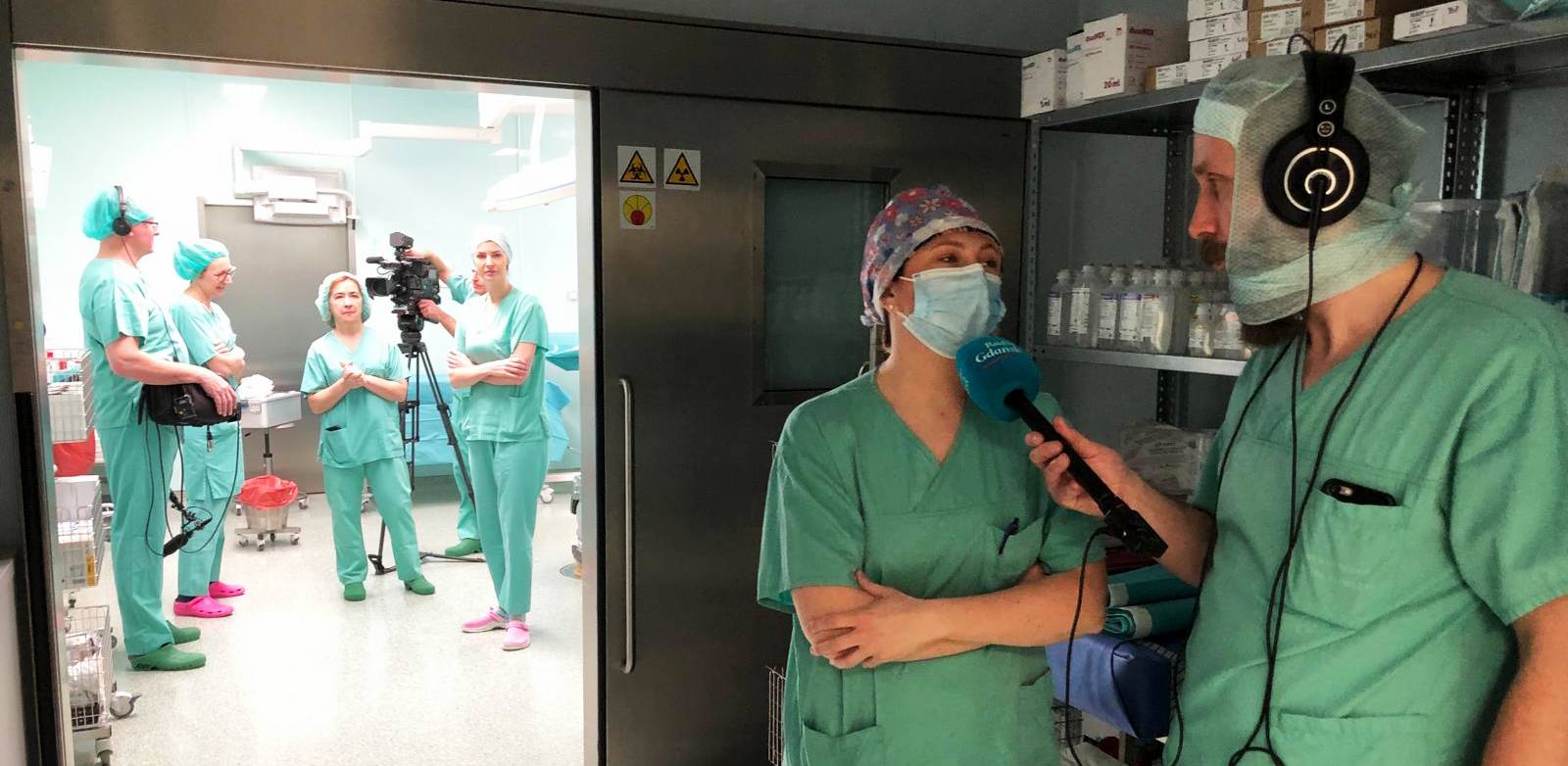 Piotr Puchalski rozmawia z Anną Zielińską, pielęgniarką operacyjną UCK (fot. UCK)