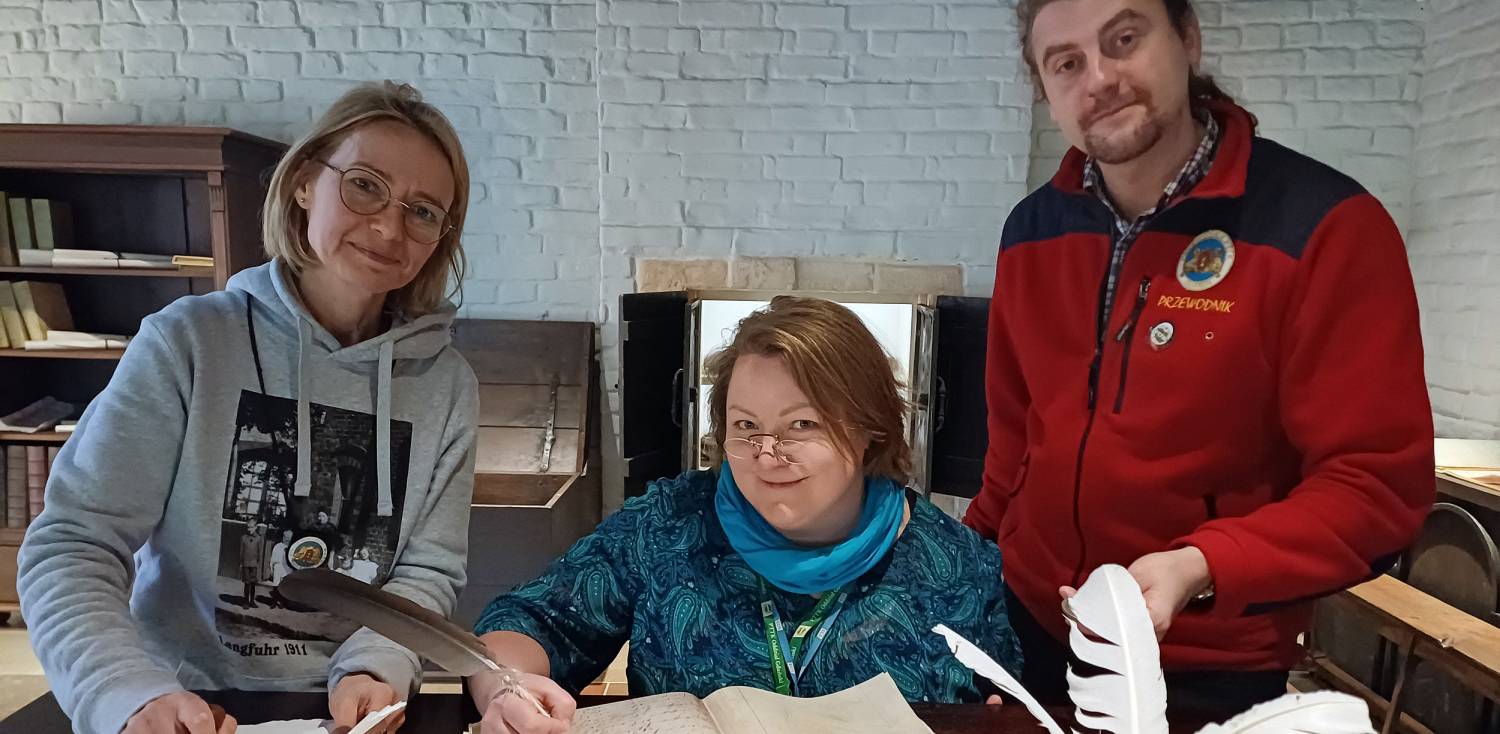 Przewodnicy z Koła Przewodników PTTK im. Franciszka Mamuszki w Gdańsku Dominika Gajewska, Weronika Uziak i Filip Popek (fot. Radio Gdańsk/Marzena Bakowska)