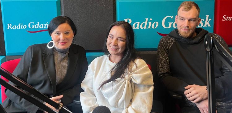 Monika Zenik-Krupień, wiceprezes słupskiego Stowarzyszenia Horyzont oraz Katarzyna Bujarska i Jakub Włodarczyk, streetworkerzy ze stowarzyszenia (fot. Radio Gdańsk/Joanna Merecka-Łotysz)