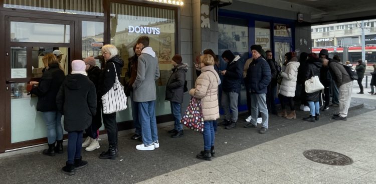 Kolejka do pączkarni (Fot. Radio Gdańsk/Tymon Nieśmiałek)