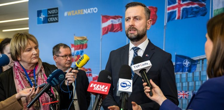 Buksela, Belgia, 13.02.2025. Wicepremier, minister obrony narodowej Władysław Kosiniak-Kamysz (C) podczas konferencji prasowej po spotkaniu ministrów obrony państw NATO w Brukseli (Fot. PAP/Wiktor Dąbkowski)