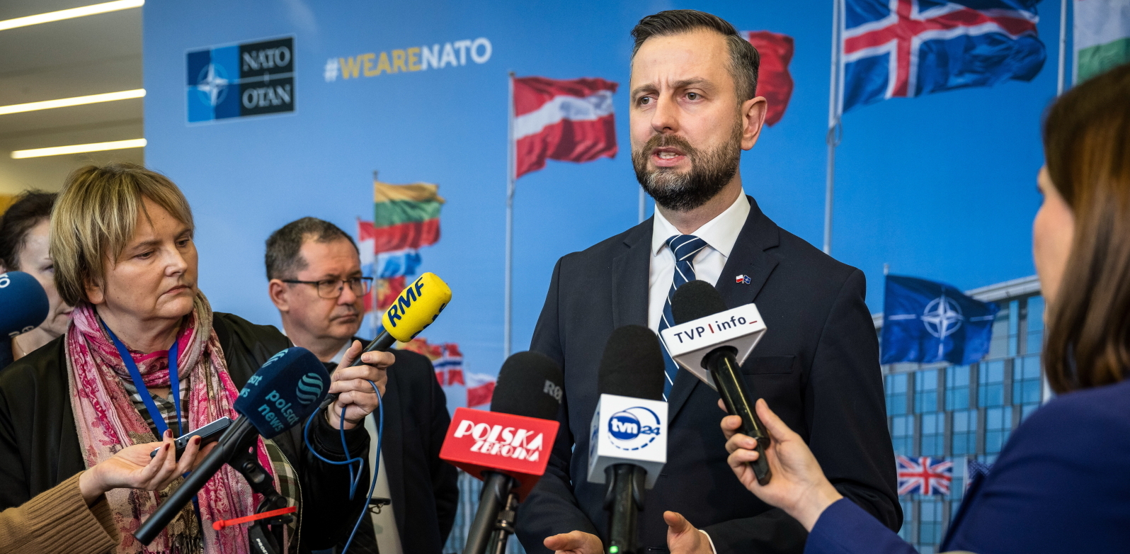 Buksela, Belgia, 13.02.2025. Wicepremier, minister obrony narodowej Władysław Kosiniak-Kamysz (C) podczas konferencji prasowej po spotkaniu ministrów obrony państw NATO w Brukseli (Fot. PAP/Wiktor Dąbkowski)