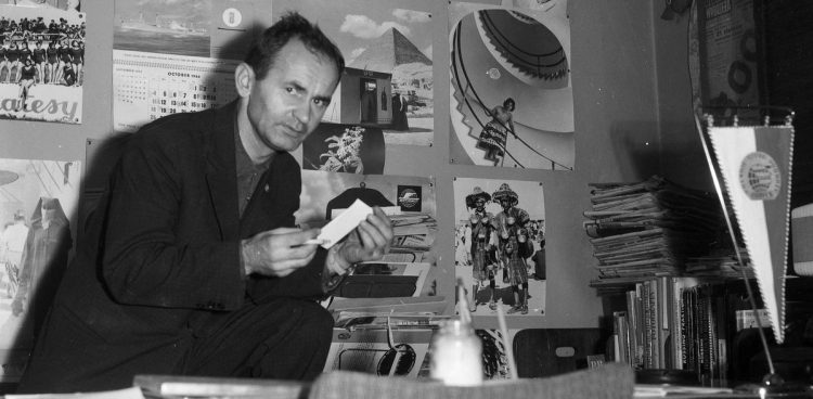 Fotoreporter Zbigniew Kosycarz w swoim redakcyjnym pokoju. Autoportret zrobiony samowyzwalaczem (fot. KFP/Zbigniew Kosycarz)