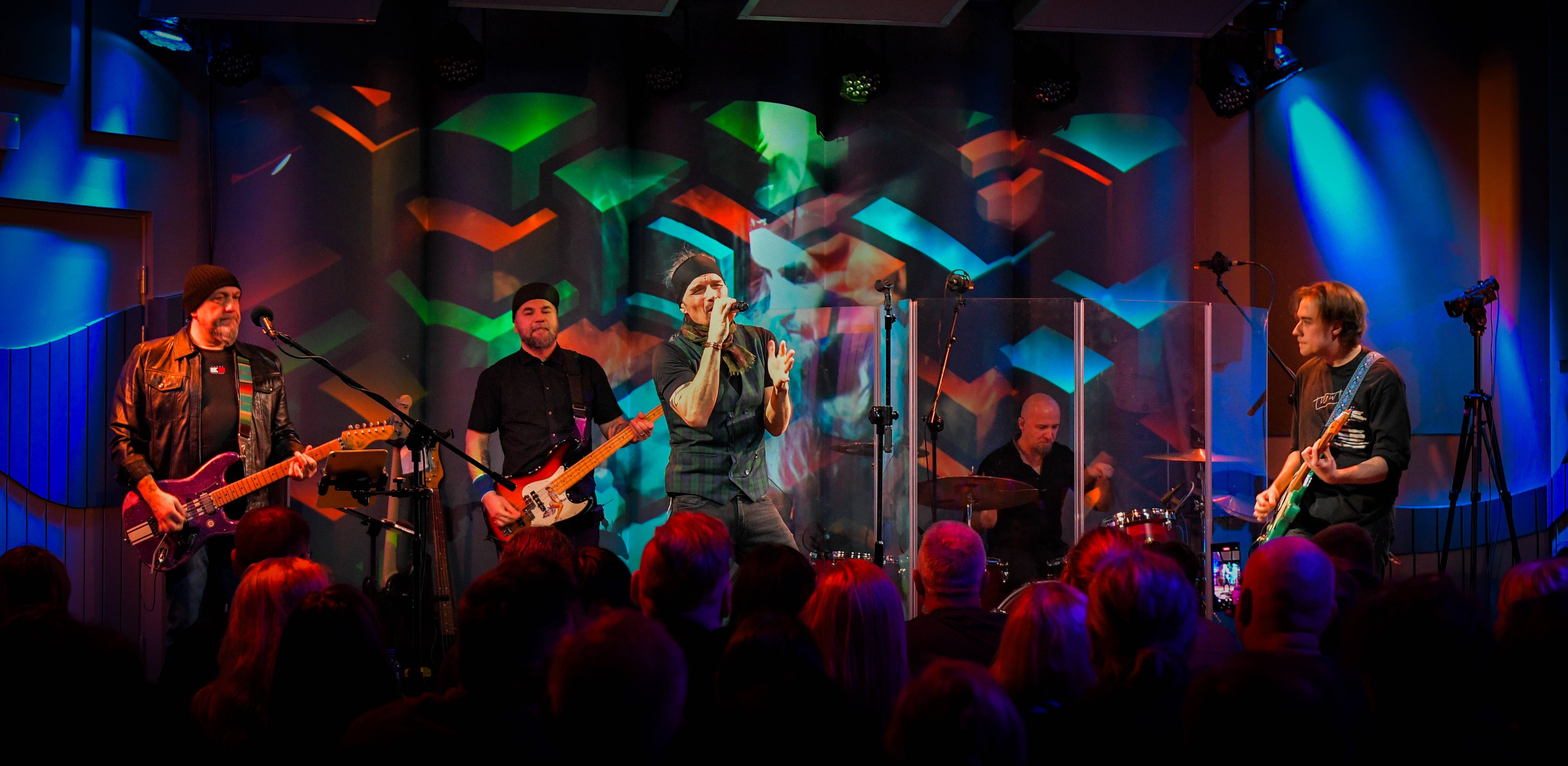 Zespół Ptaky na scenie w Radiu Gdańsk (fot. Radio Gdańsk/Pola Malańska)