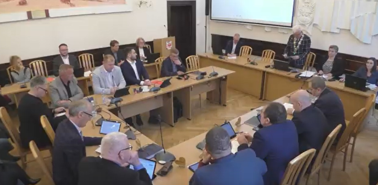 Zrzut ekranu z transmisji sesji.