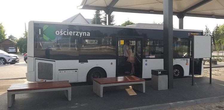 Autobus komunikacji miejskiej w Kościerzynie (fot. Wikimedia Commons/Slawojar2)