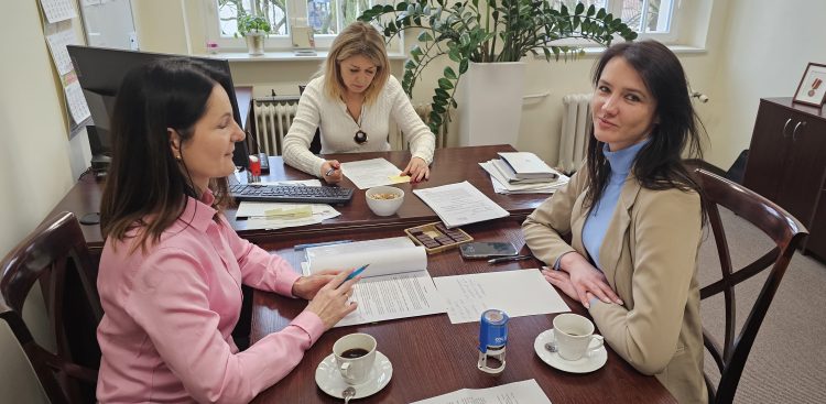 Członkinie komisji liczącej głosy (fot. Radio Gdańsk/Marcin Pacyno)