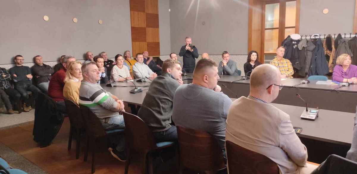 W Pruszczu Gdańskim odbyło się spotkanie dotyczące ograniczenia tonażu w centrum miasta (fot. Radio Gdańsk/Mateusz Czerwiński)