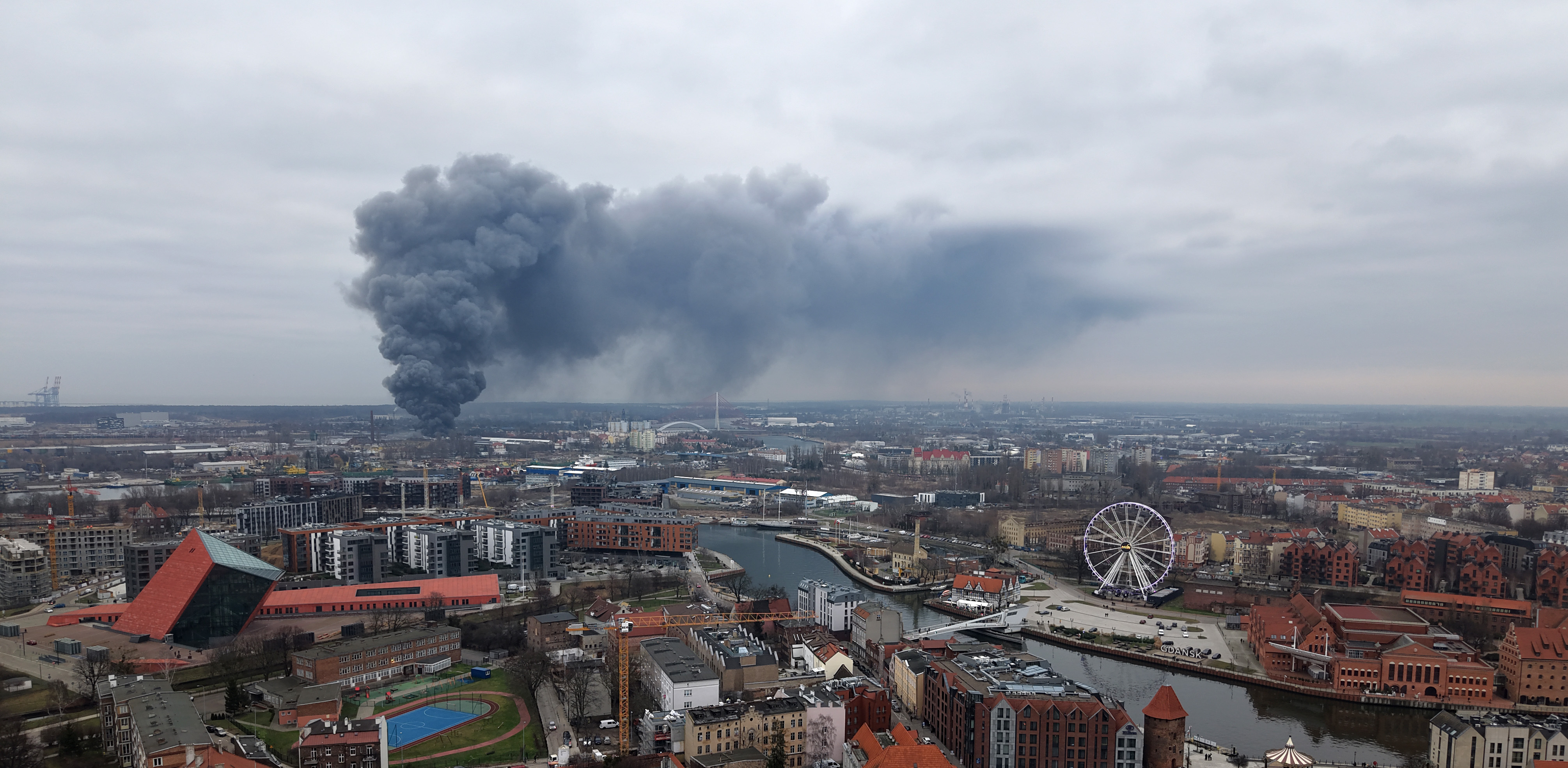 Pożar hali dawnych Zakładów Naprawczych Taboru Kolejowego przy ul. Siennickiej na Przeróbce w Gdańsku.5.02.2025 (Fot. Daniel Słoboda / KFP)