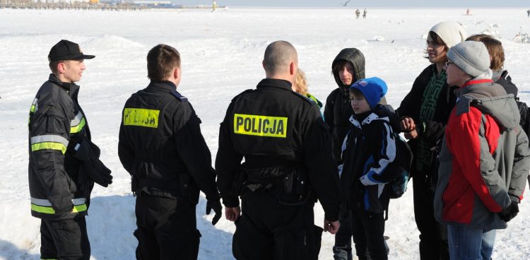 Policja przypomina, by pod żadnym pozorem nie wchodzić na zamarznięte zbiorniki wodne (fot. KFP/Jerzy Bartkowski)