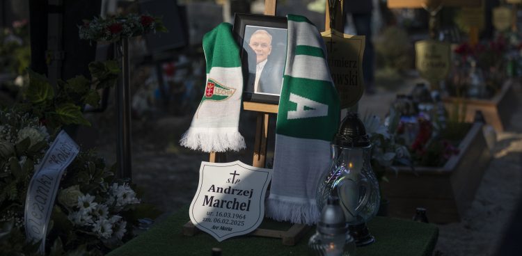 Cmentarz Łostowice. Pogrzeb Andrzeja Marchela, zasłużonego piłkarza Lechii Gdańsk, z którą odnosił sukcesy w latach 80. XX wieku (Fot. KFP/ Krzysztof Mystkowski)