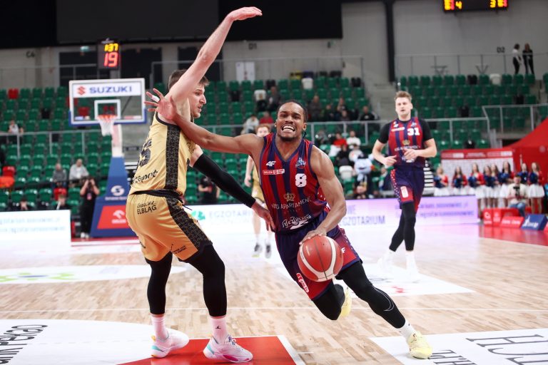 Sosnowiec, 14.02.2025. Koszykarz Trefla Sopot Jakub Schenk(L) i James Woodard (P) z Kinga Szczecin podczas meczu æwieræfina³owego turnieju fina³owego Pucharu Polski, 14 bm. w Sosnowcu. (gj) PAP/Jarek Praszkiewicz